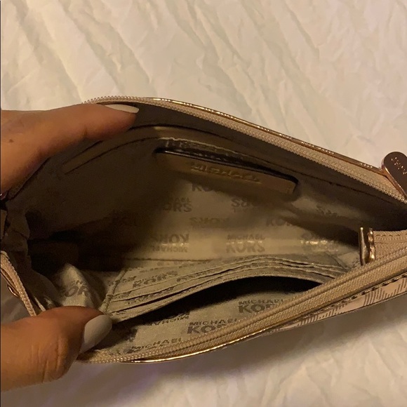 Michael Kors wristlet - Picture 3 of 3